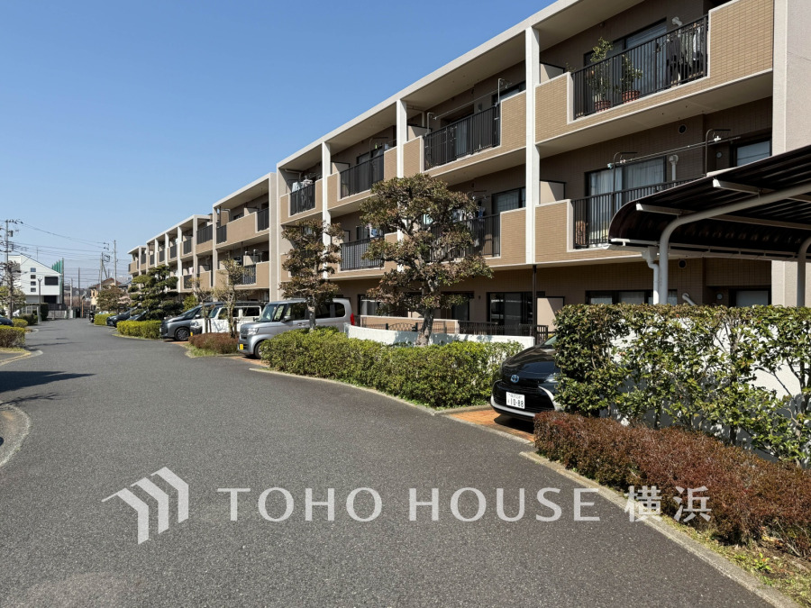 時代の流れに惑わされないシックなカラートーンで街並みに溶け込む外観は、主張し過ぎず、また平凡になり過ぎず絶妙なコントラストで輝きを放ちます。