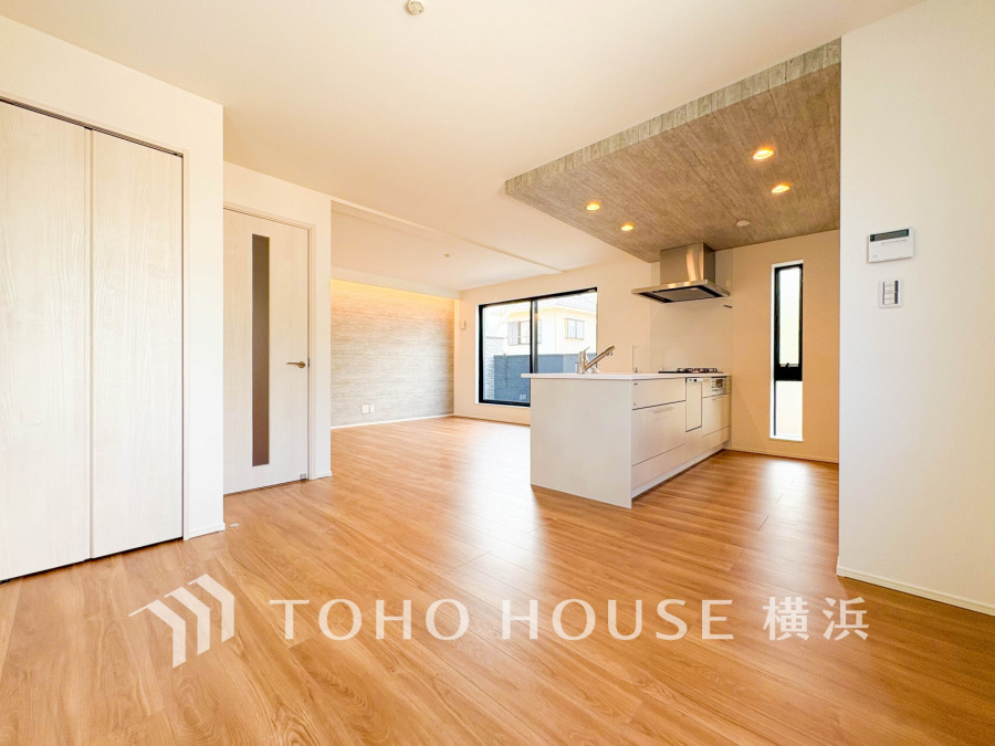 光と風があふれる開放的なリビングダイニングには自然と家族みんなが集まってきます。明るく穏やかな空気の中で飲んだり、食べたり、笑ったり。