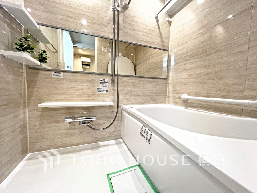 1日の疲れを癒すバスルームは、心地よいリラックスを叶える清潔感溢れる美しい空間です。心からゆったりと寛いでいただけるよう、ゆとりのスペースを確保してます。