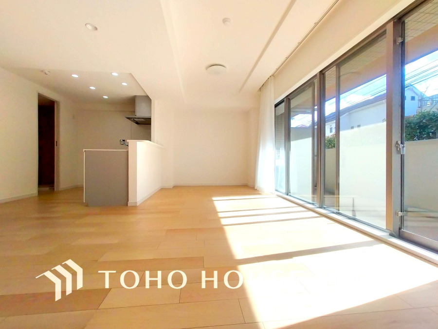 光と風が溢れる開放的なLDKには、自然と家族みんなが集まってきます。明るく穏やかな空気が流れるこの場所は、豊かな寛ぎと笑顔の団欒をいつも優しく守ってくれることでしょう。