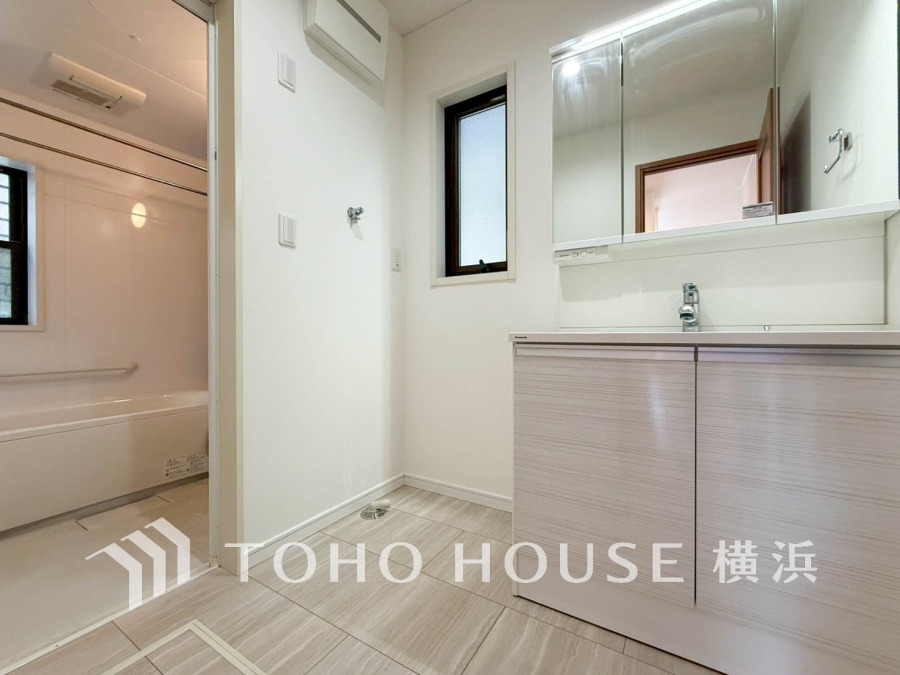 洗面台には三面鏡を採用。身だしなみを整えやすい事はもちろんですが、鏡の後ろに収納スペースを設ける事により、散らかりやすい洗面スペースをすっきりさせる事が出来るのも嬉しいですね。