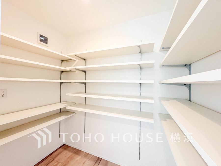 【Pantry】長期保存できる缶詰や調味料などの食品類の他、かさばるペーパーやラップ類をまとめて収納しておけます。キッチンまわりの掃除用具などを置くのにも便利ですね。