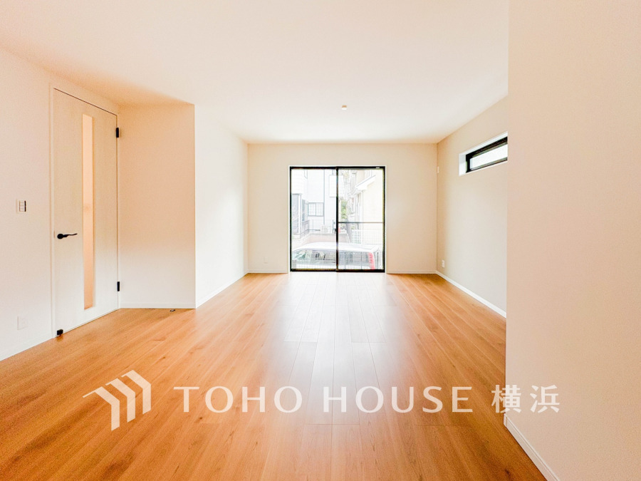 ここにはみんなが集い、食事と楽しい会話が始まる。話に夢中になりすぎて、ついつい時を忘れてしまう。そんな束の間の幸せを感じさせてくれる場所。