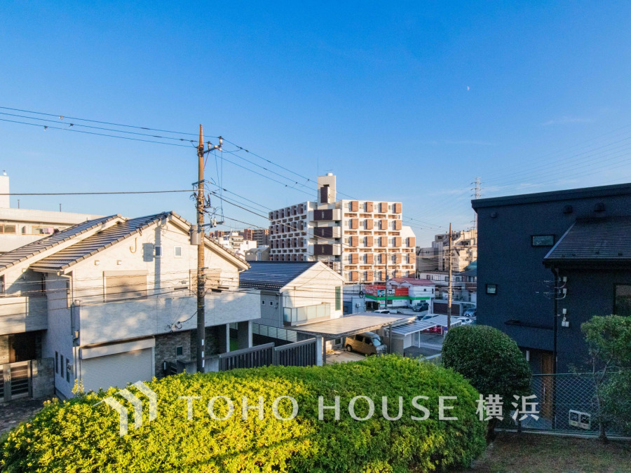 気持ちのいい空が見渡せる広いバルコニー。爽やかな風を感じて、心躍る素敵な暮らしがはじまります。通風・採光にも優れ、心地よい光と風があふれています