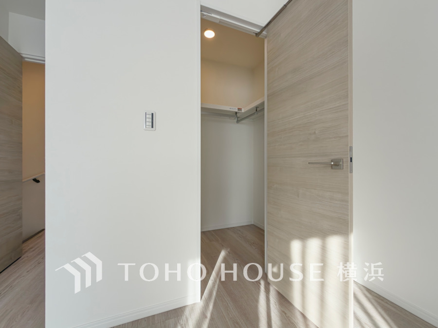 洋服やバッグなどかさばる物を大量に収納できるウォークインクローゼット付き。タンスなどの収納家具を置かずに済むので、お部屋を丸ごと使えてスッキリ♪