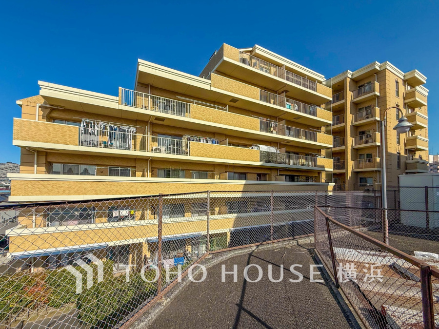 爽やかな青空の下に贅沢なほどに降り注ぐ陽光、豊かな居住性と、クオリティが見事に調和した住空間は、住まうことの喜びを感じさせてくれます。