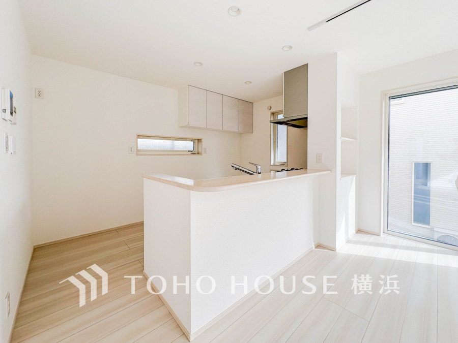 家族みんなが爽やかに健やかに過ごせるように、溢れる光をたっぷり取り込んだリビングダイニング。集いの場、憩いの場としての快適性を求めたやすらぎの空間です。