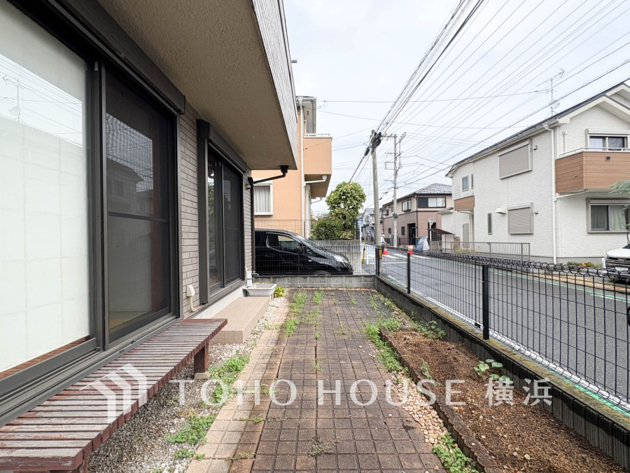 家庭菜園やお花を育てたり、楽しみが広がりそうな陽当りの良いお庭