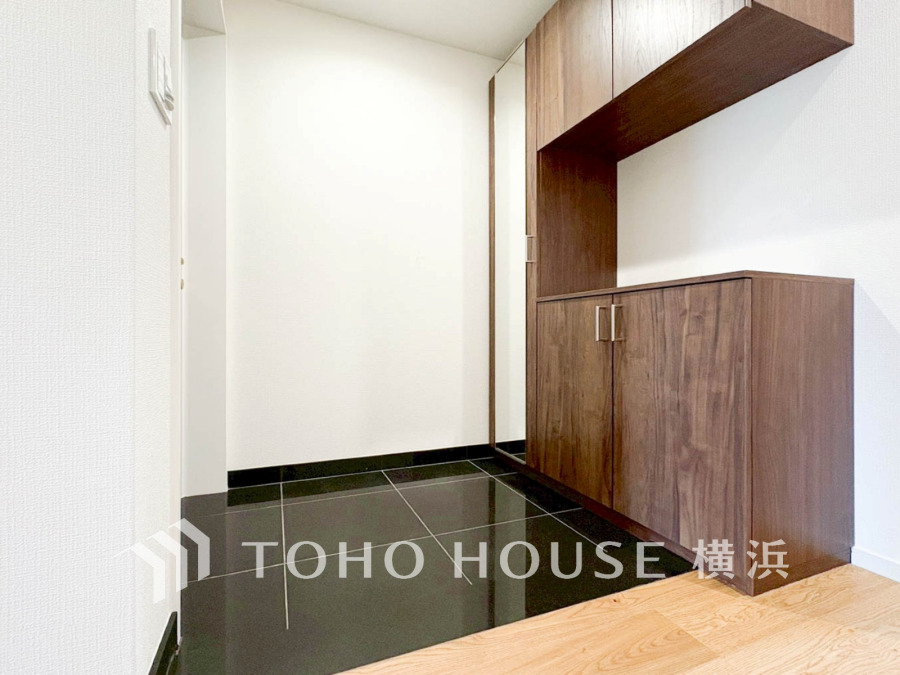 上質感漂う玄関と廊下。居住者の帰り、訪れる方を優しく迎える・安らぎに満ちた生活空間を予感させる。健やかな暮らしを楽しめることでしょう。