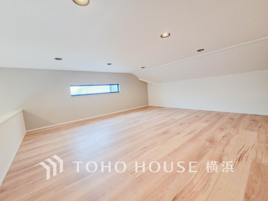 リビング上部のロフトは、大きな空間に仕上げました。大きめな窓も設け、たっぷりと光が入るように設計いたしました。用途は様々。自分色の空間に仕上げてください。