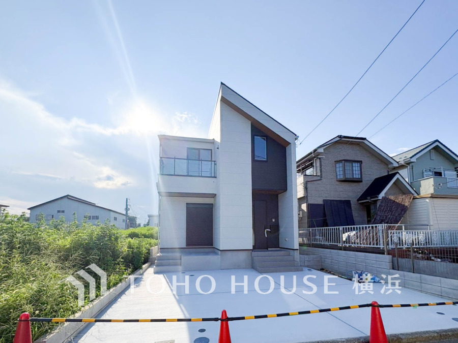 風を感じ青い空から太陽の恵みを感じる温もり溢れる佇まい。住む人を映し出す洗練された佇まいは、いつまでも輝き続けながらいつしか街の風景に溶け込んでいきます。