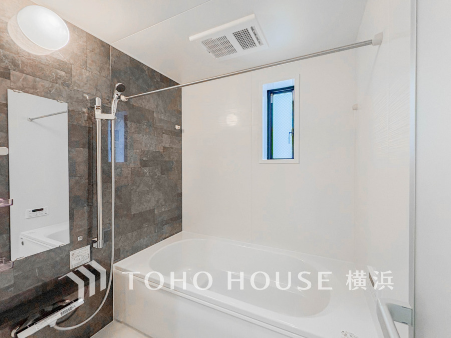 上質が感じられるカラーリングで、清潔な空間美を実現。一日の疲れが癒される優雅なバスタイムを堪能できるゆとりあるバスルームです。