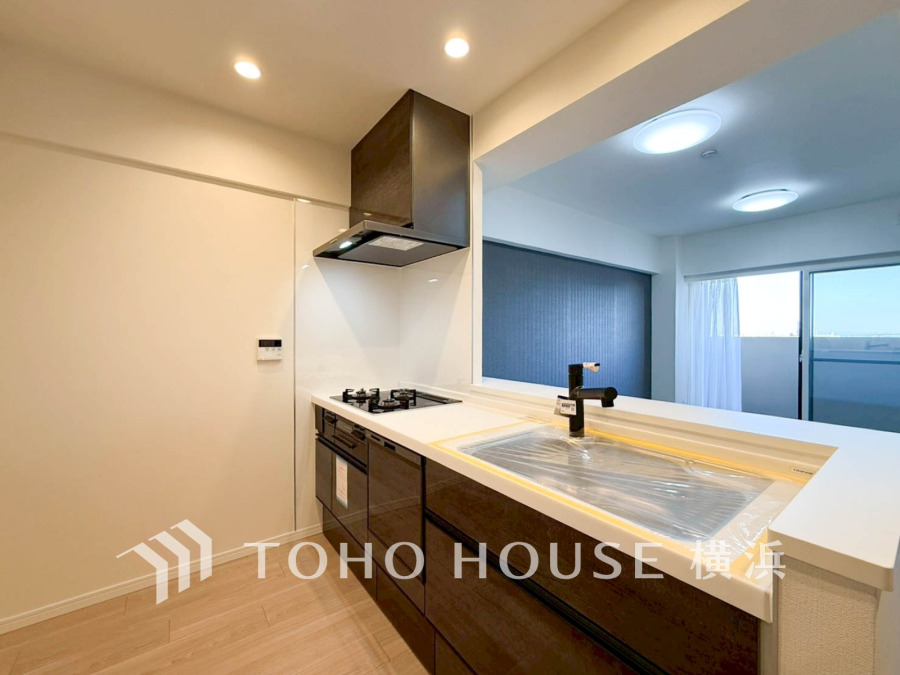 プライベートスペースを彩るインテリアとしての美と、快適な日常を支える機能性と強さがひとつになったキッチンです。開放的な対面カウンターキッチンはリビングと一体感のある空間。