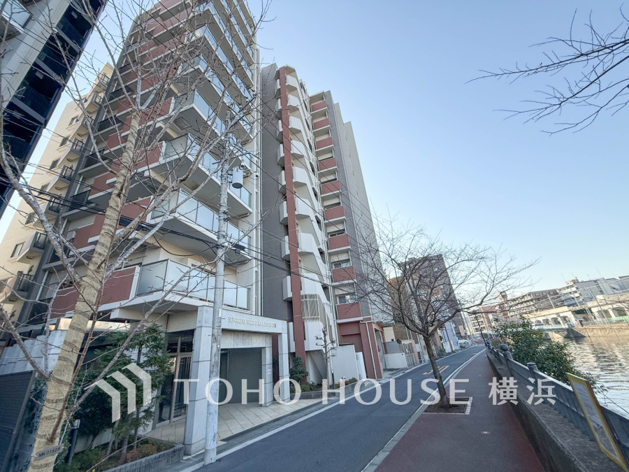 穏やかな川沿いに佇む10階建てのマンション。室内は快適にリノベーションされた陽当たり良好な空間です。