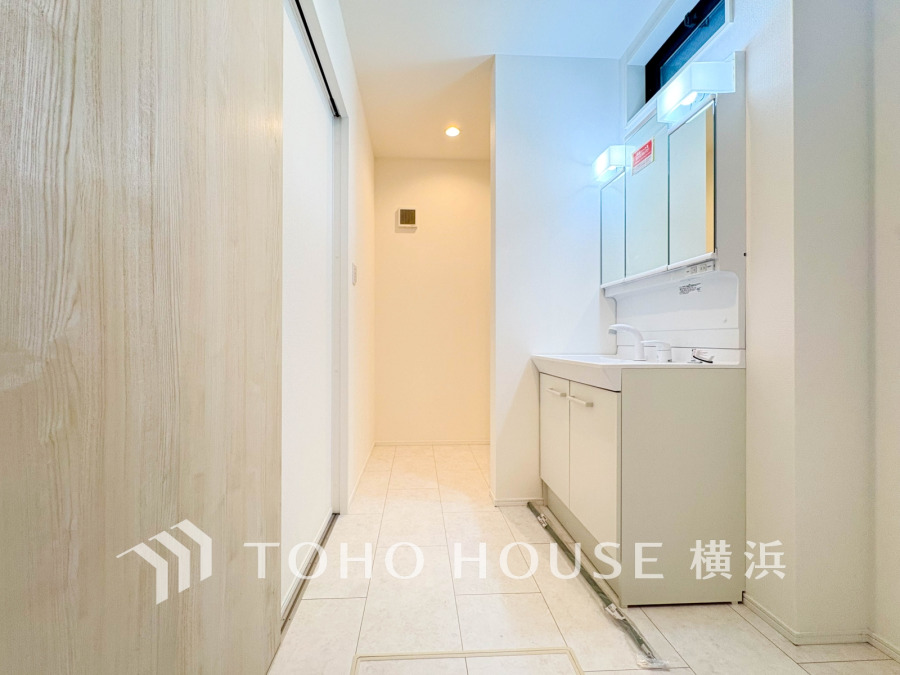 清潔感あふれるホワイト基調の洗面スペース。収納力もあり、毎日の身支度が快適に行えます。