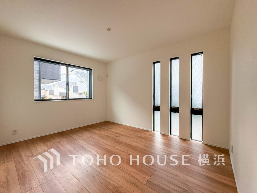 7帖のゆとりある主寝室。デザイン性のある窓を採用したスタイリッシュな空間です。