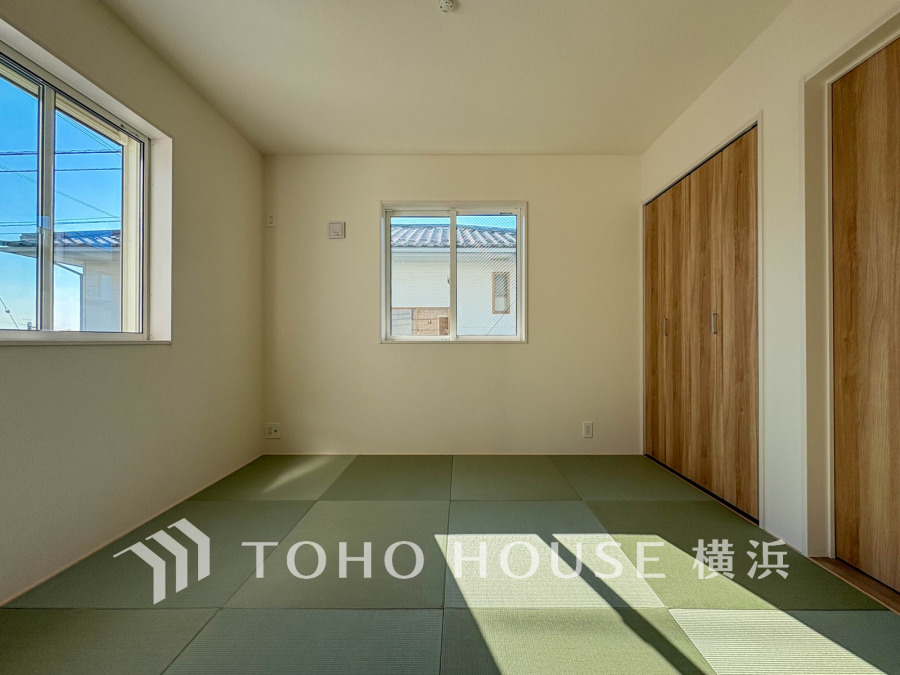 伝統的な日本情緒のある、温かみと落ち着きが感じられる和室です。来客時や一息つきたいときなどに利用できる用途多様な空間です。
