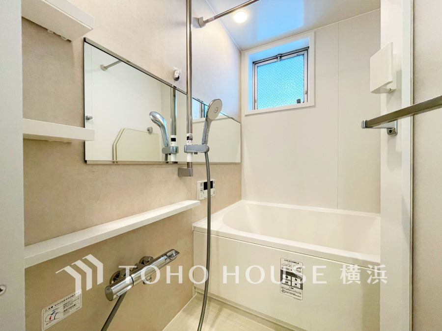 心地よいリラックスを叶える清潔感溢れる美しい空間。快適で機能的なバスルームです。
