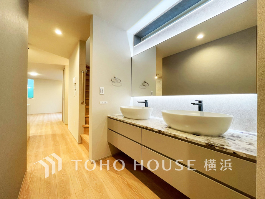 2階洗面スペースは、ダブルボウルで朝の忙しい時間も快適に使えます。収納も充実しています。