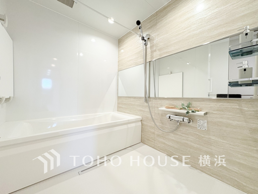 ◆質感が奏でる時間◆輝きが美しいホワイトカラーのパネルと流麗なデザインの浴槽が醸しだす高級感を感じる浴室、快適・清潔な空間で心も体もオフになる時間を。