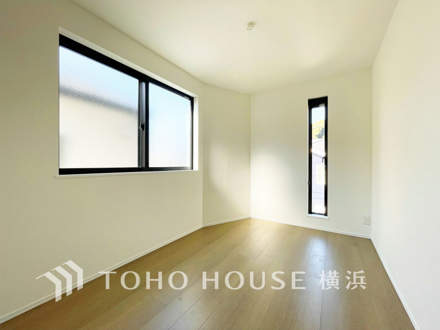 シンプルな内装と明るい空間で、自分らしい空間づくりを思い切り楽しめそうです。穏やかな陽射しが、ゆったりとした寛ぎの時間を包みます。