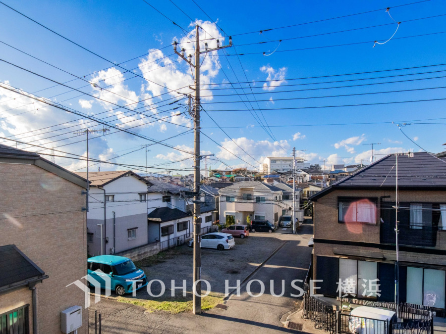 気持ちのいい空が見渡せる広いバルコニー。爽やかな風を感じて、心躍る素敵な暮らしがはじまります。暖かな陽射しをたっぷり取り込みます。