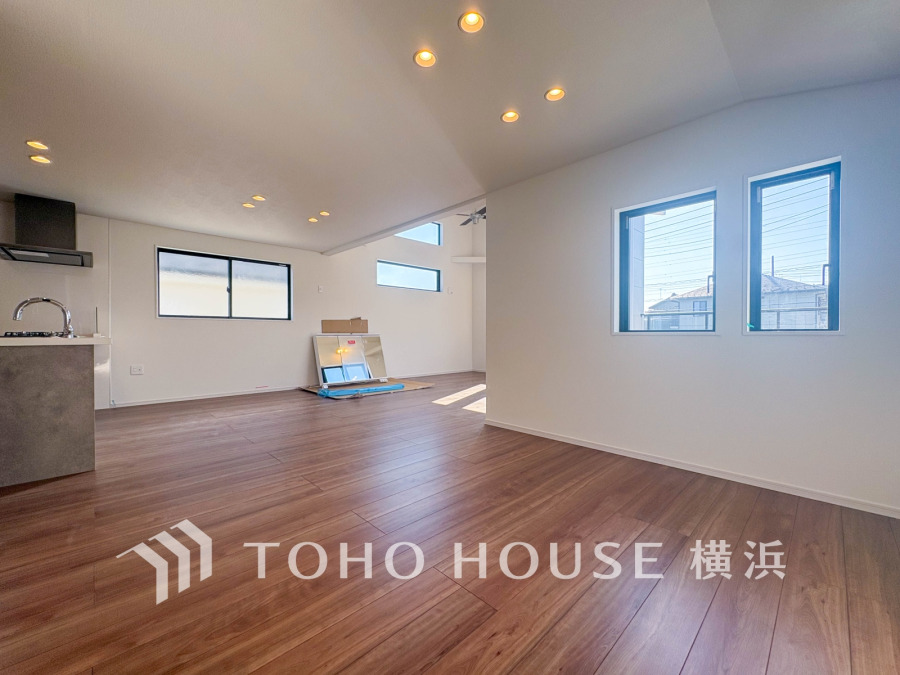 広々としたリビングダイニングは、シックでモダンな内装。落ち着いた雰囲気に包まれて、ゆったりと家族団らんのひとときを過ごせます。