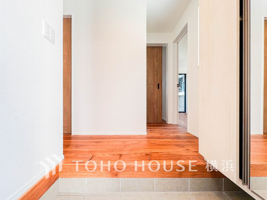 清潔感溢れる玄関がお出迎えする本邸宅の物語は、ここから始まる日常を期待させます。この場所には「希望」と「優越」で包み込んでくれる「特別」な空間があります。