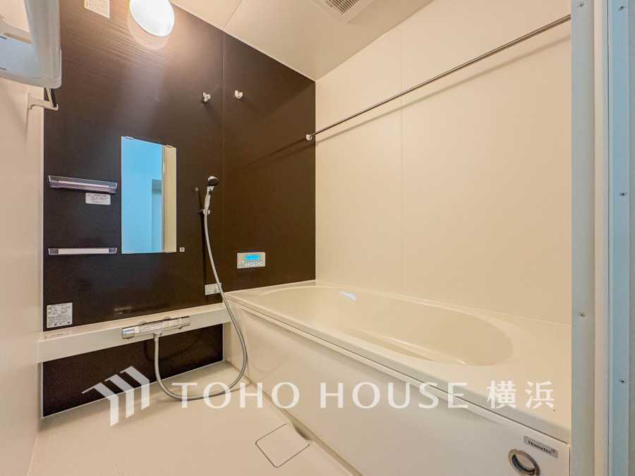 上質が感じられる質感とカラーリングで、清潔な空間美を実現。一日の疲れが癒される優雅なバスタイムを堪能できるゆとりあるバスルームです。