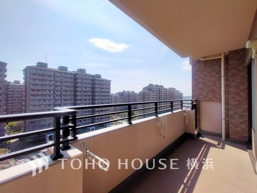 たっぷりの陽光が差し込む南向きのバルコニー。周辺には陽射しを遮る高い建物がなく、太陽の恵みを存分に享受できます。爽やかな風と暖かな陽射しが紡ぐハーモニーが日々の暮らしのBGMに。