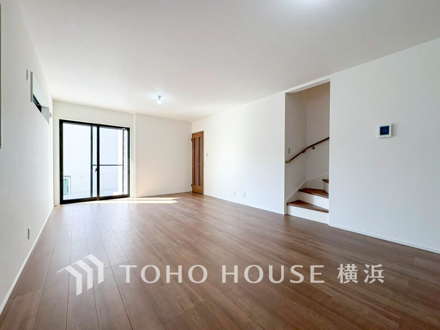 空気感という居心地の良いＢＧＭは、暮らしのステージを彩り、心からのやすらぎと満足感を与えてくれます。通風と採光を考慮したお住まいは地域の鼓動を感じながらお寛ぎ頂けることでしょう。