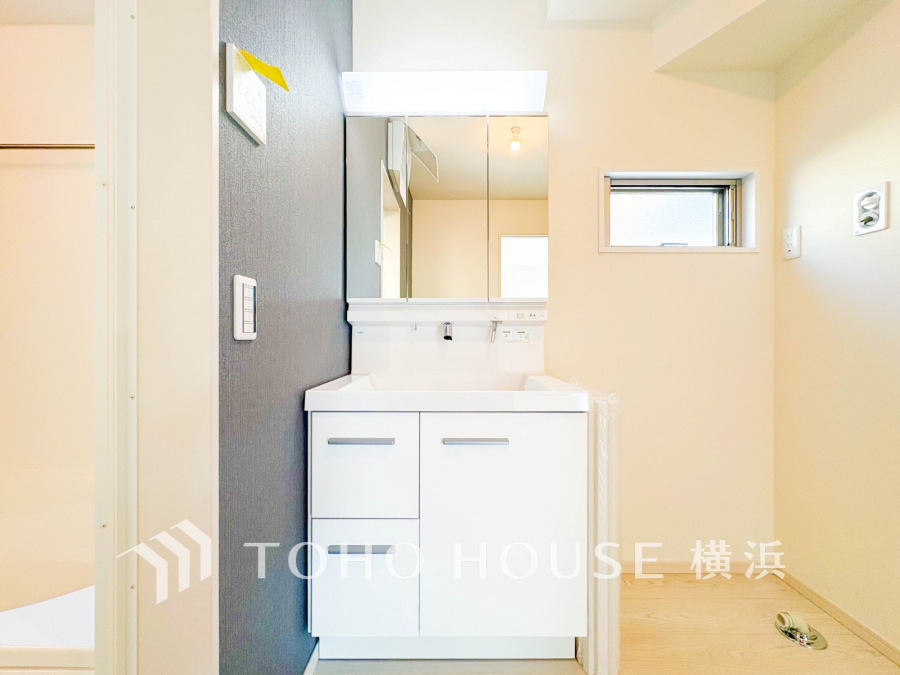 十分な大きさの洗面台は、身だしなみチェックや歯磨きなど、朝の慌ただしい時間でも余裕とゆとりを感じて頂けます。