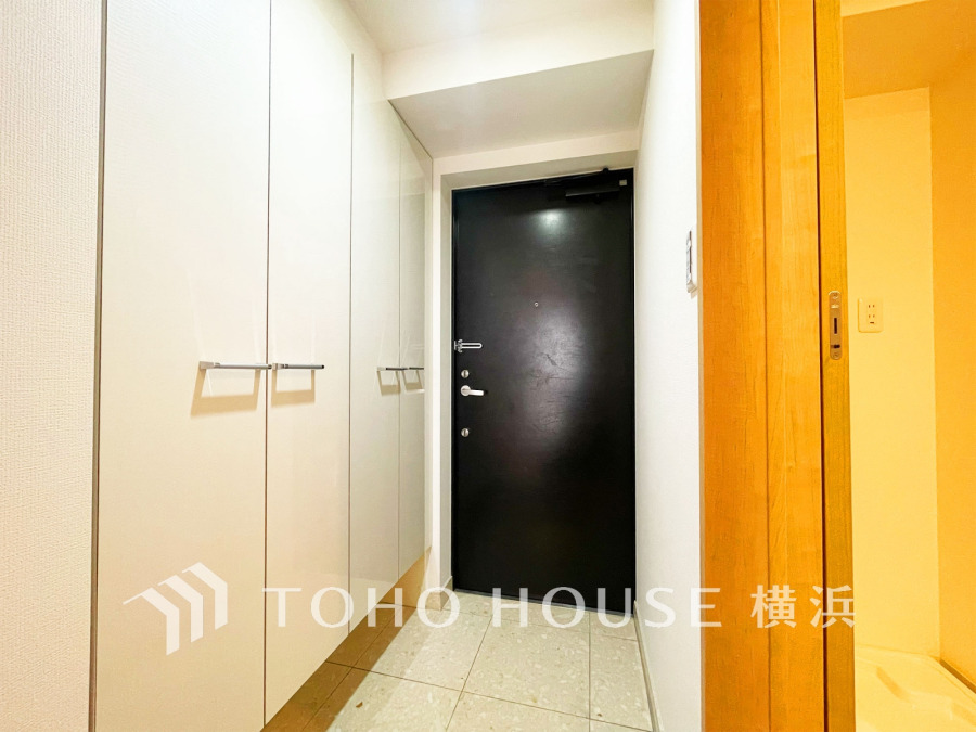 上質感漂う玄関と廊下。居住者の帰り、訪れる方を優しく迎える・安らぎに満ちた生活空間を予感させる。健やかな暮らしを楽しめることでしょう。