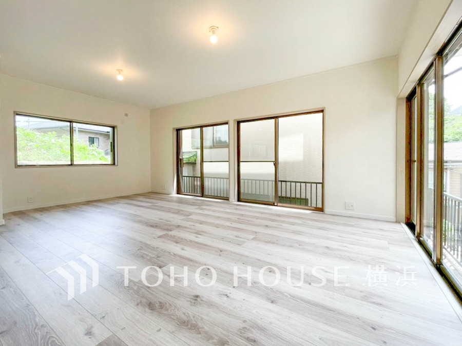 豊かな陽光が注ぎ込む明るい空間。開放感と居住性を満たしてくれる間取り設計。
