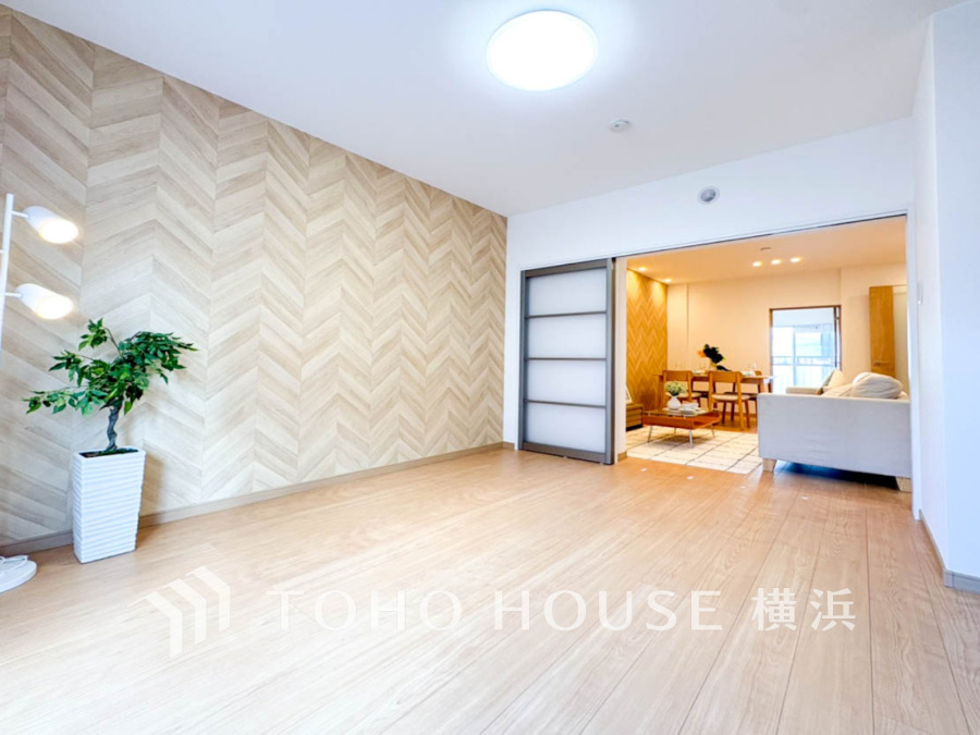 過ぎ行く時間をゆったりと感じることができる落ちついたプライベートルーム。リビングで楽しく過ごした後はゆっくり寛ぎの時間を満喫できます。静かな環境でリラックスタイムを愉しんで。