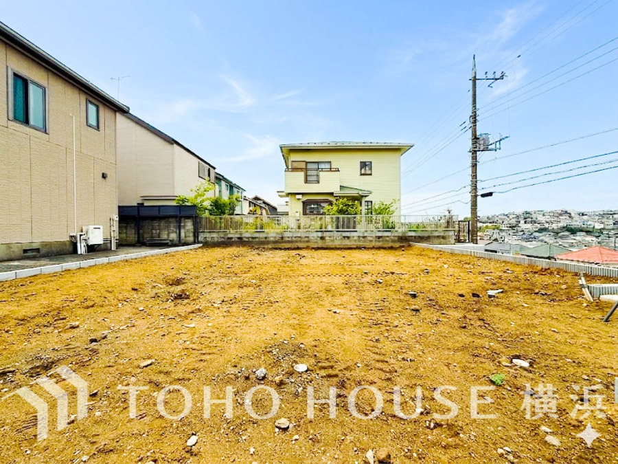 【2026年4月撮影】爽やかな青空の下に贅沢なほどに降り注ぐ陽光、豊かな居住性と、クオリティが見事に調和した住空間は、住まうことの喜びを感じさせてくれることでしょう。