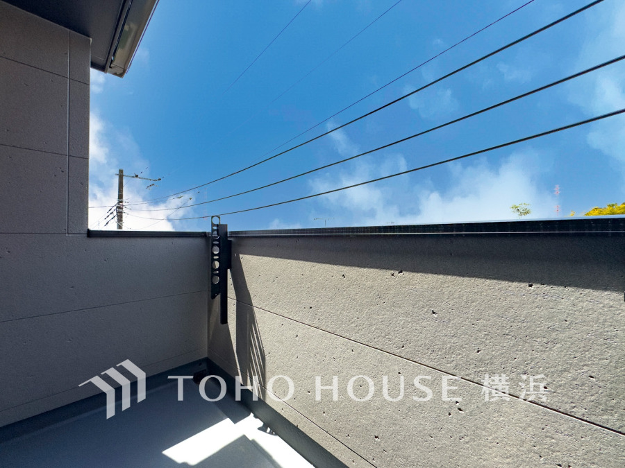 ずっと太陽を感じる事ができるのは、遮るものが視界に無いから。彼方に広がる風景が絵画のように広がります。