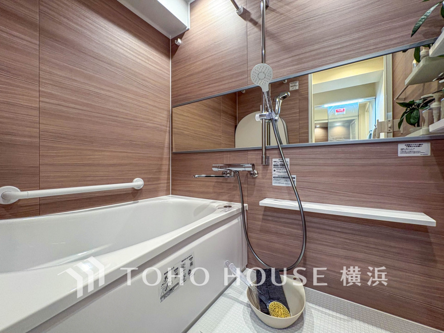 心地よいリラックスを叶える清潔感溢れる美しい空間。快適で機能的なバスルームです。
