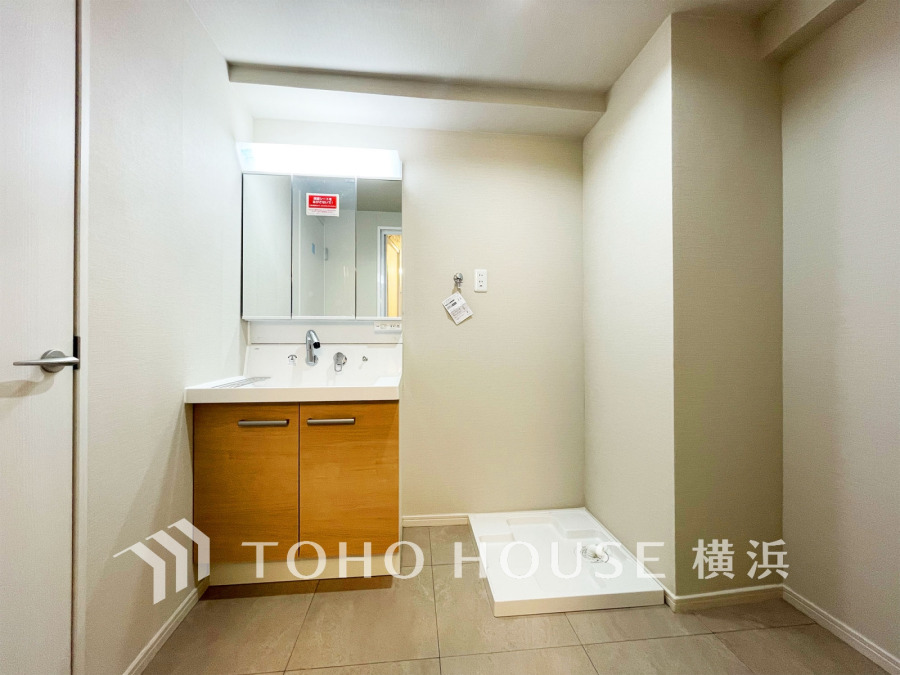 新規交換された洗面化粧台は美しく使いやすい機能が備えられています。