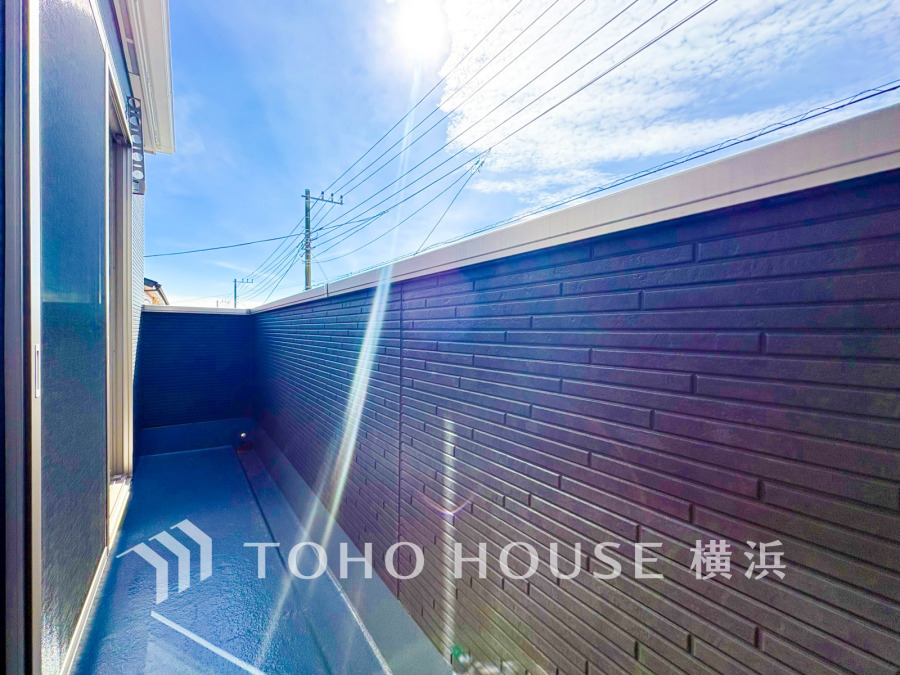 広いバルコニーは、暮らしの中での光と風を演出してくれています。見事なまでの開放的な空間をお楽しみください。