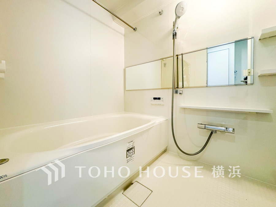 心地よいリラックスを叶える清潔感溢れる美しい空間。快適で機能的なバスルームです。
