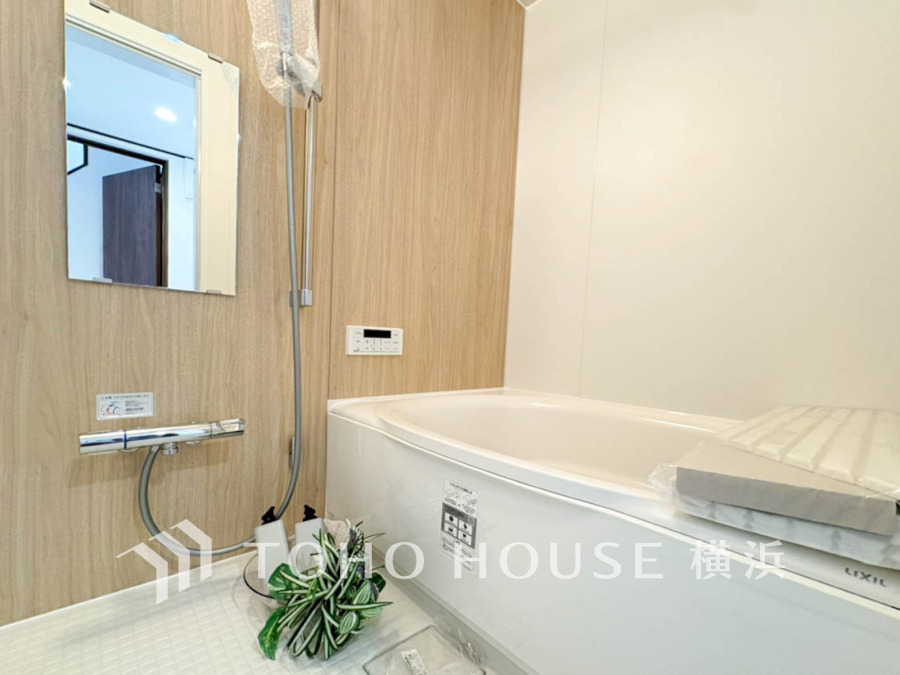 心地よいリラックスを叶える清潔感溢れる美しい空間。快適で機能的なバスルームです。
