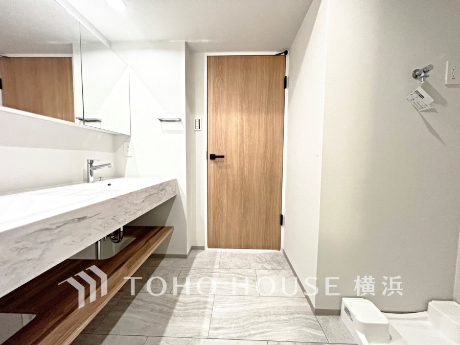 一日の始まりと終わりを心地よく演出し、多彩な機能が備えられたパウダールーム。心地よいリフレッシュ空間。清潔感ある洗面台は、身だしなみチェックや肌のお手入れに。