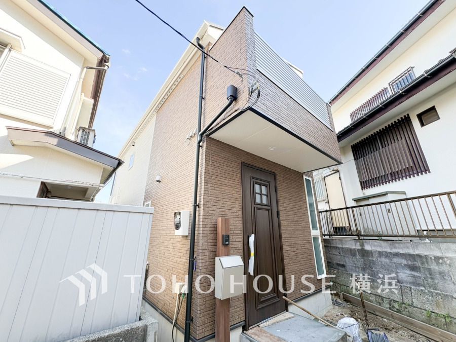 堂々たる趣ながら、主張し過ぎずどこか余裕を感じさせるシャープなフォルムで佇む邸宅は、晴天の空と照らし合わせる事で、本来あるべき完成形の姿を見せてくれます。