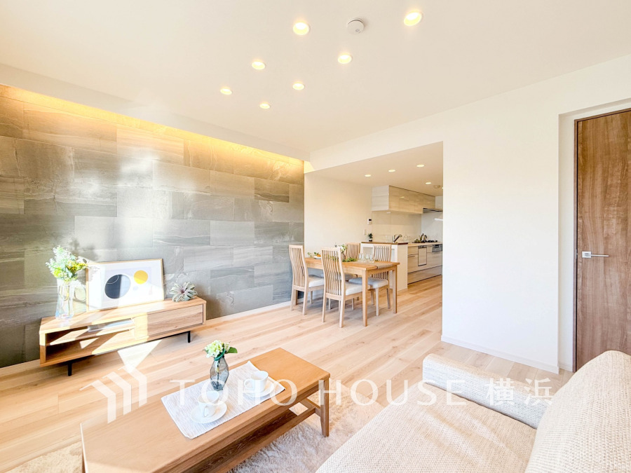 明るく開放的な空間が広がるLDK。室内には豊かな陽光が注ぎ込み、爽やかな住空間を演出。
