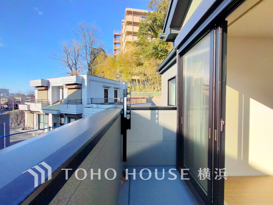 暮らしの中で光と風を演出してくれるバルコニー、見事なまでの開放的な空間を演出しながら、プライベート性も確保された空間は我が家の自慢。