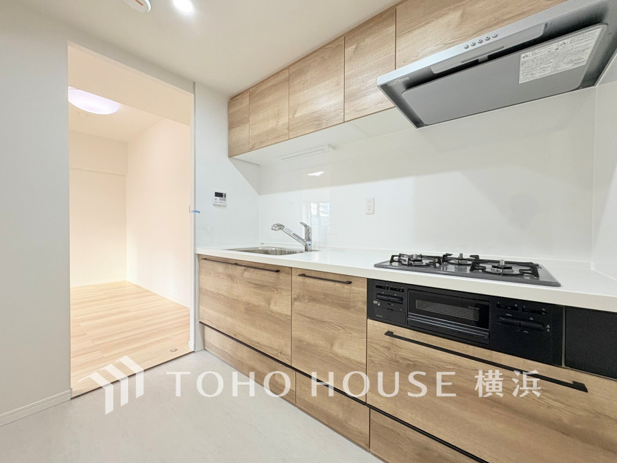 新規交換された清潔感のあるシステムキッチン。美しさと機能性がひとつになったキッチンです。
