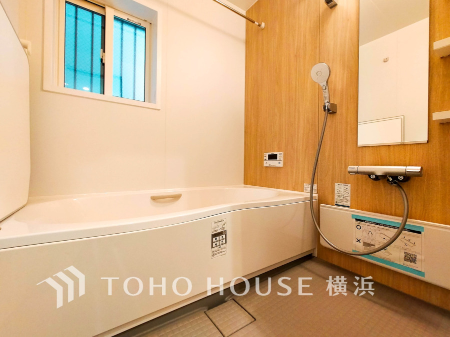 上質が感じられる質感とカラーリングで、清潔な空間美を実現。一日の疲れが癒される優雅なバスタイムを堪能できるゆとりあるバスルームです。