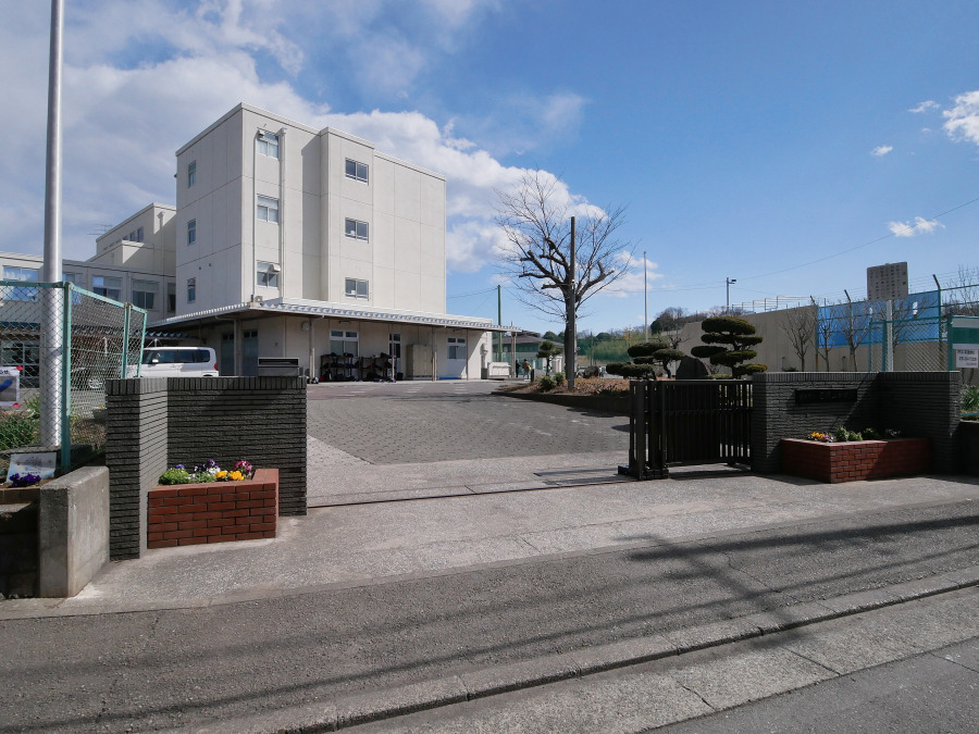 横浜市立日限山中学校 約1,100ｍ