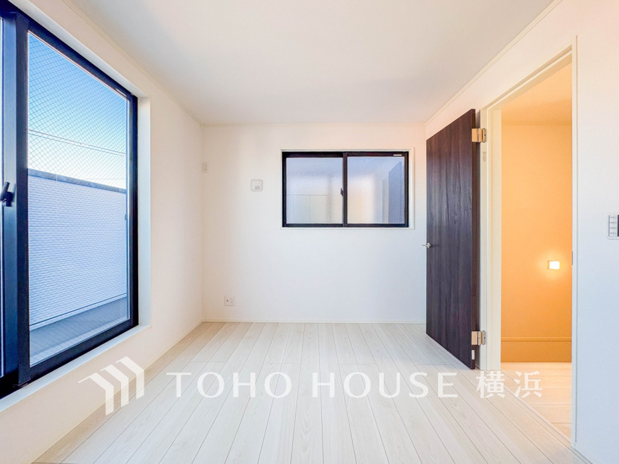 大きな窓からたっぷりと陽光が注がれる明るい空間。家族の成長に対応できる永住仕様の間取り。時を忘れて過ごす場所として過ごせるお部屋。